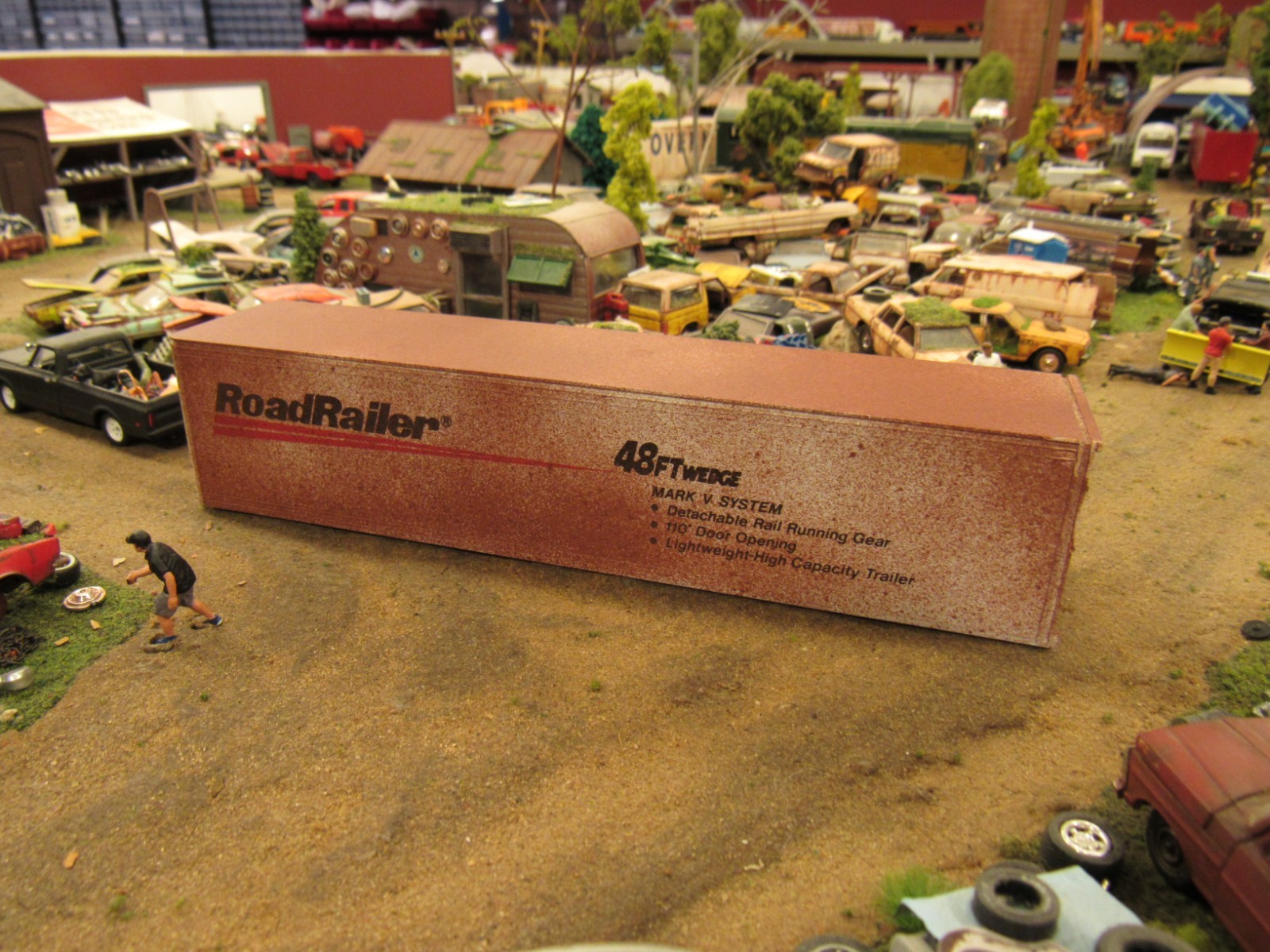 CUSTOM BUILT WEATHERED RUSTY JUNK YARD SEMI TRAILER PARTS CONTAINER 1:64/ RR