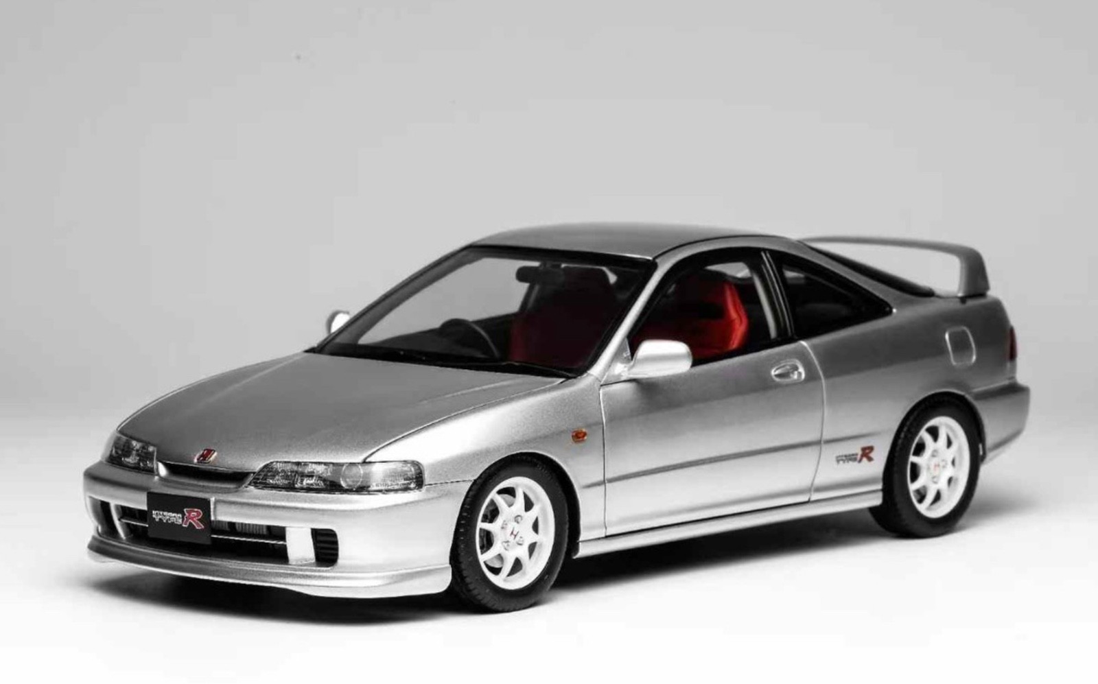 1/18 MotorHelix Honda Acura Integra Type R DC2 from 1997 in metallic Silver