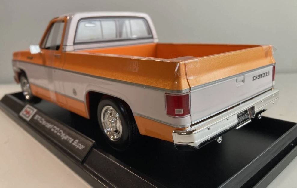Maisto 1/18 Scale – 1974 Chevrolet C10 Cheyenne Super – Orange, White