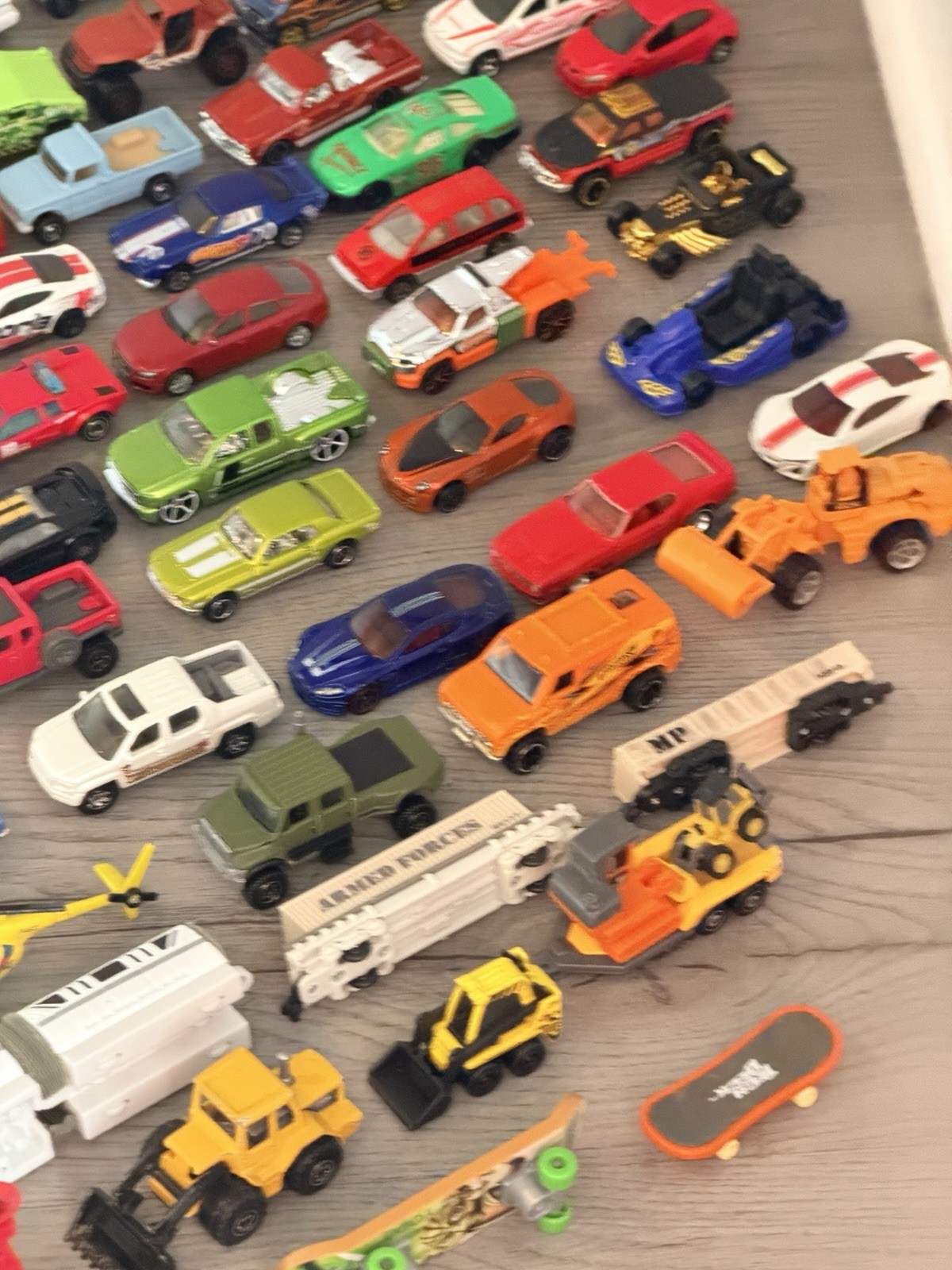 Large (126 pieces) collection of loose die-cast , plastic toy cars. Various size