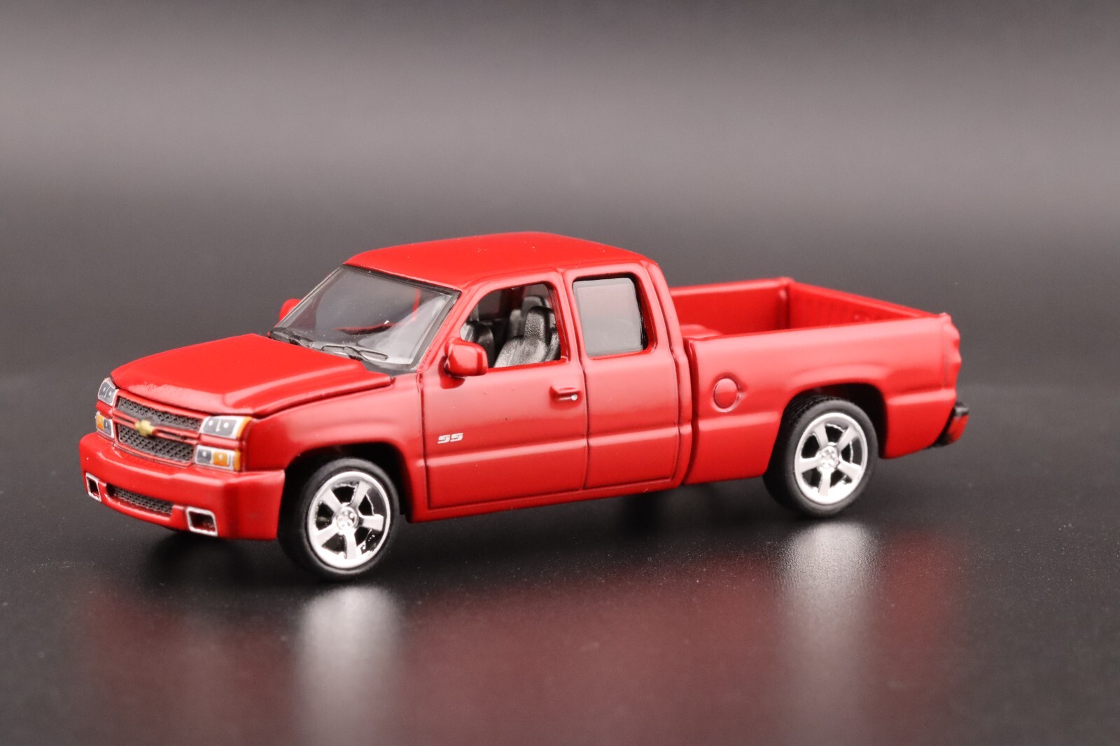 Auto World 2006 Chevy Silverado SS Extended Cab Fleetside bed Red AWSP163 B 1/64