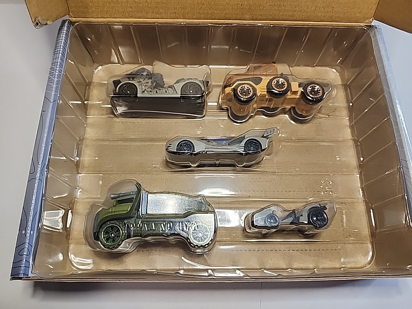 Hot Wheels Jurassic World Dominion Character Car 5 Pack Box Set Brand New