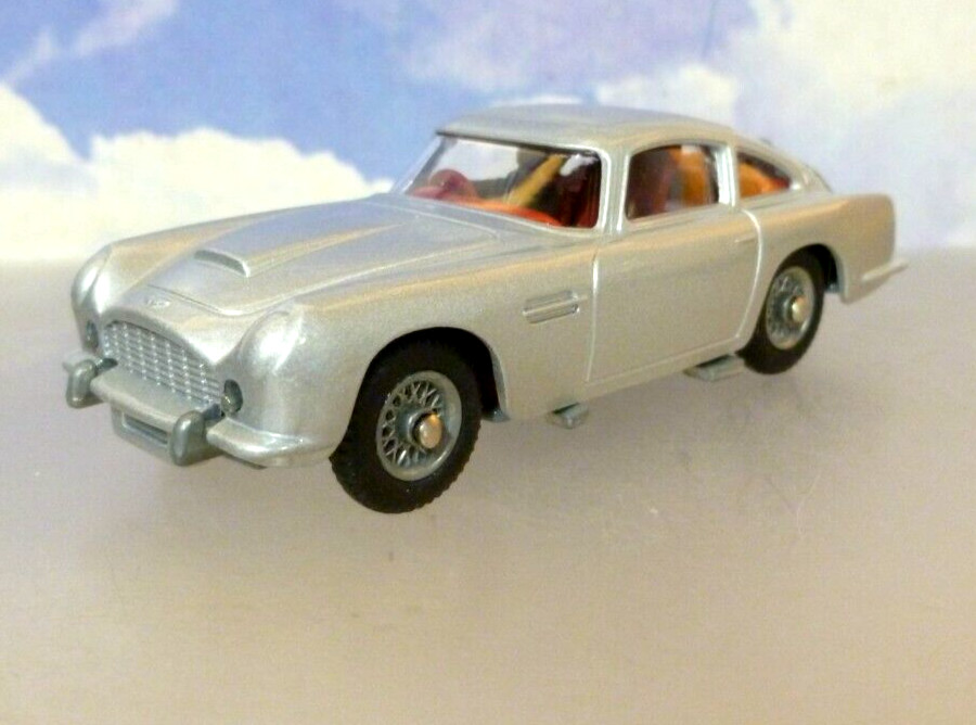 CORGI TOYS 1/46 JAMES BOND 007 GOLDFINGER 1963 ASTON MARTIN DB5 SILVER RT26101S