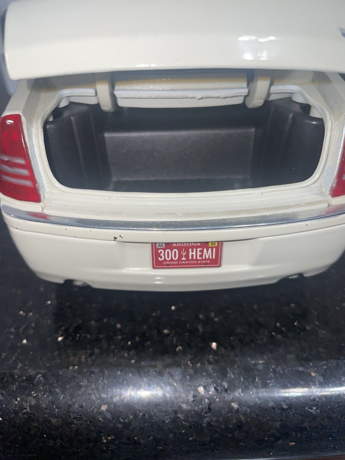 Maisto 1:18 Chrysler 300C Hemi White Pearl