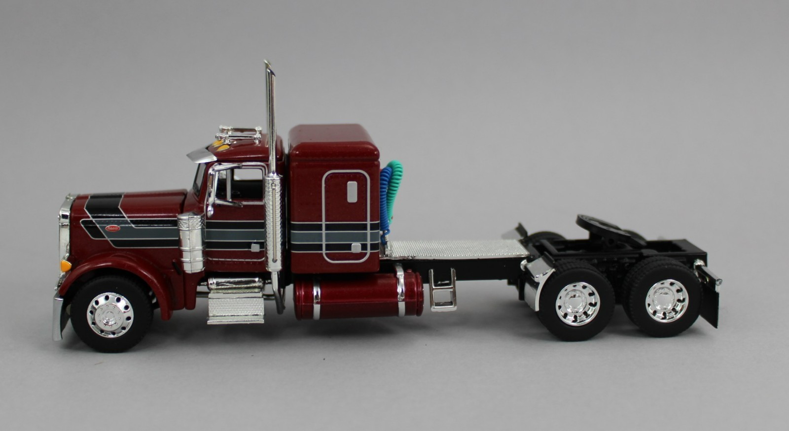 DCP 1:64 *LEGENDARY RED* Peterbilt 379 48″ Flattop Semi Truck *NIB*