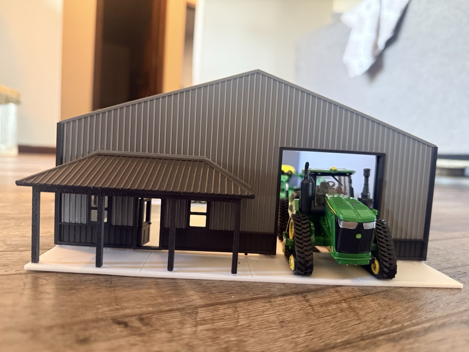 1/64 Scale Black And Gray Shop