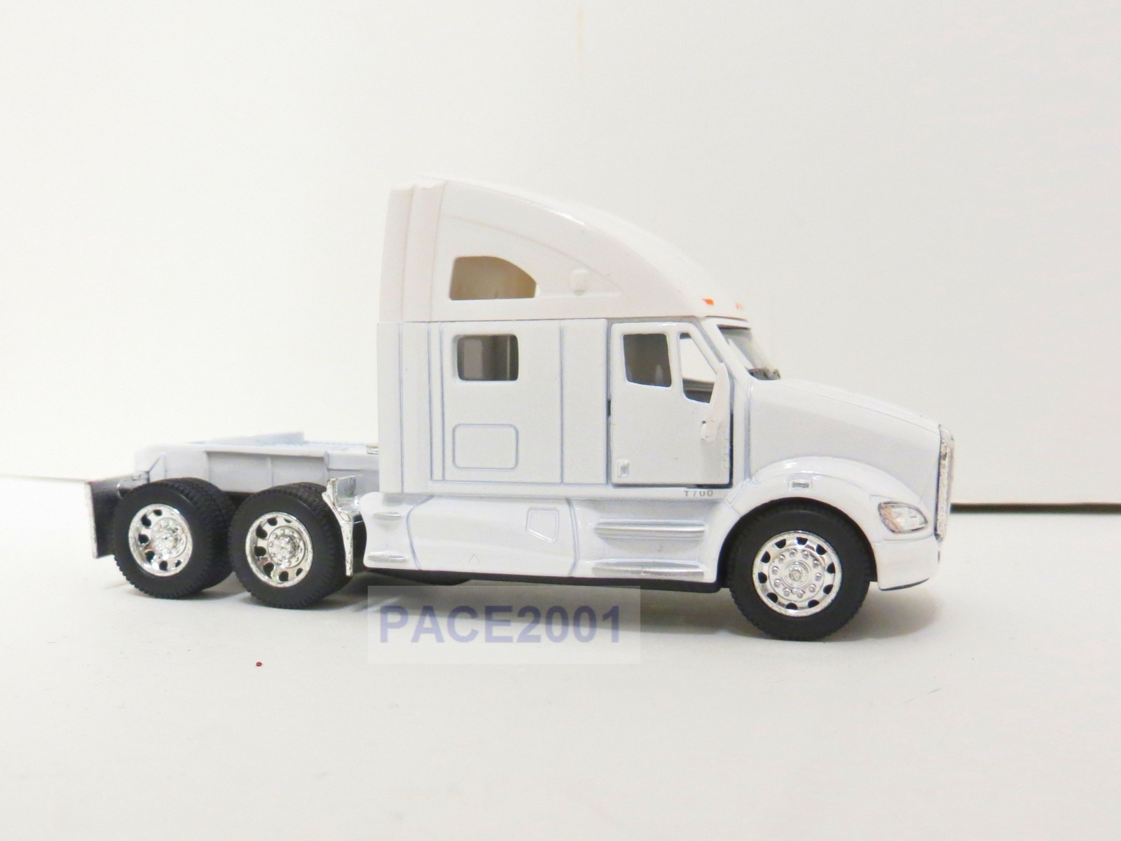 1/68th White Kenworth T700 Tractor – Pullback Action – Opening Doors
