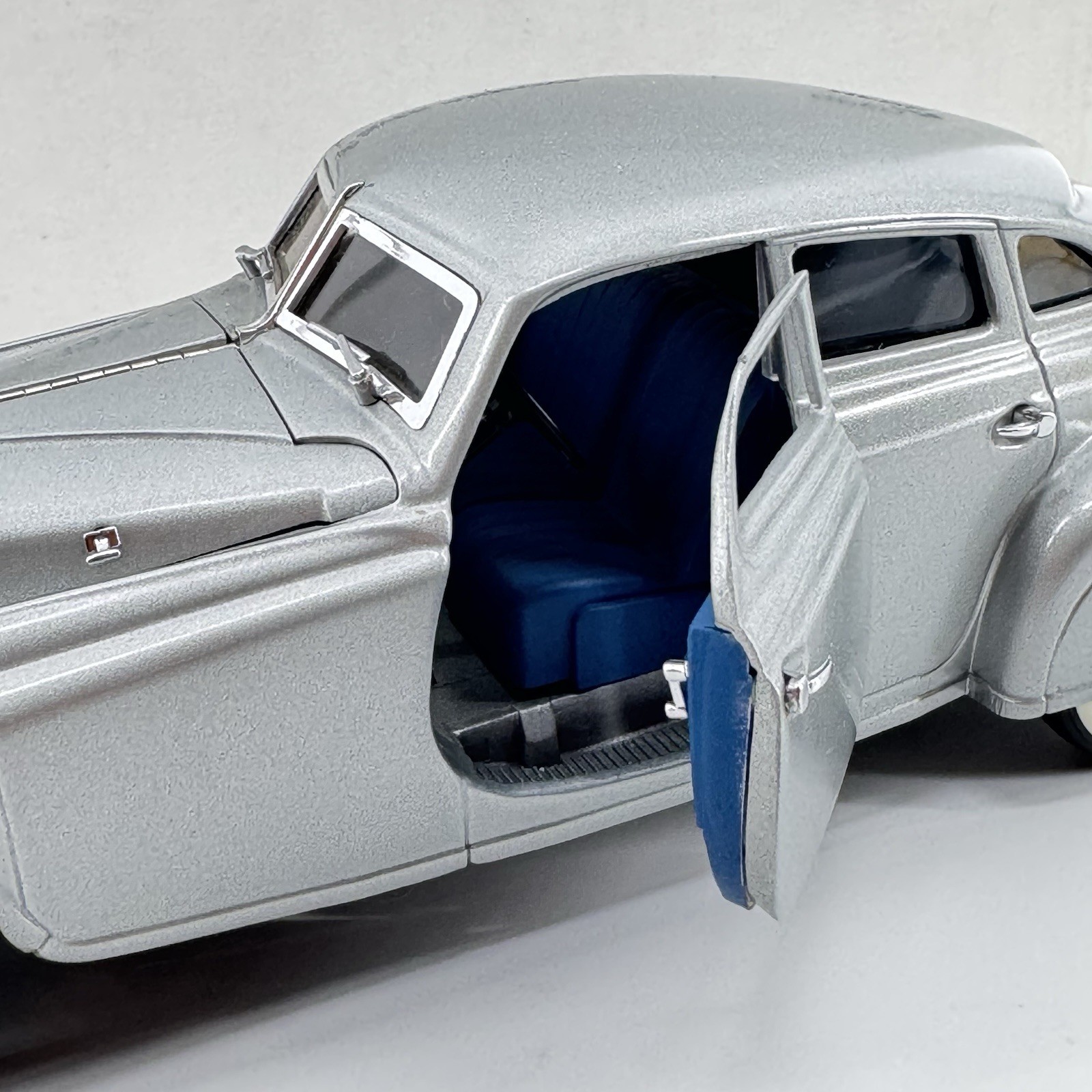 Danbury Mint 1933 Pierce Silver Arrow 1:24 Scale Diecast Metal Luxury Model Car