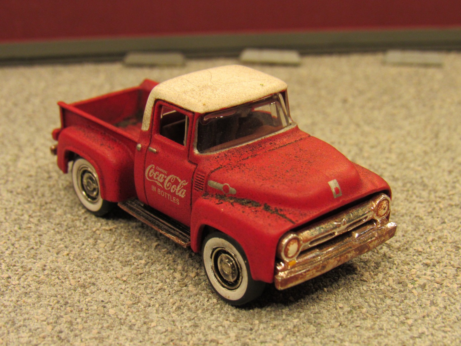CUSTOM BUILT WEATHERED RUSTY JUNK PARTS YARD 1956 FORD COKE COLA TRUCK 1:64/