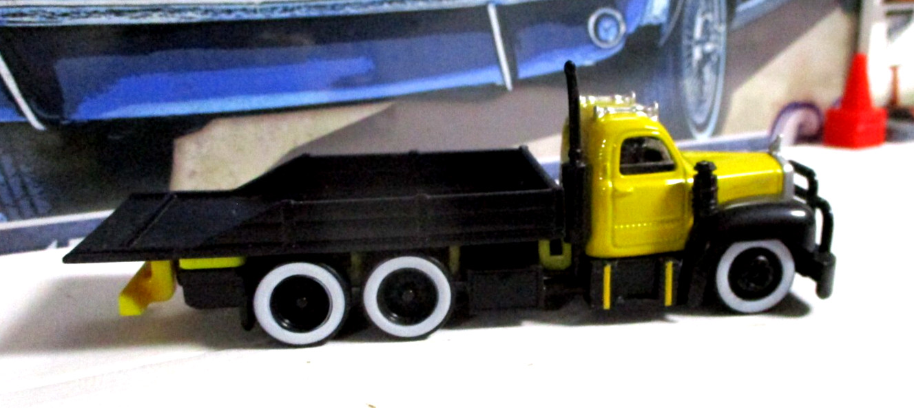 Maisto 1953 Mack B 61 Flatbed Transport New/Loose Metal/Plastic Rubber Tires!