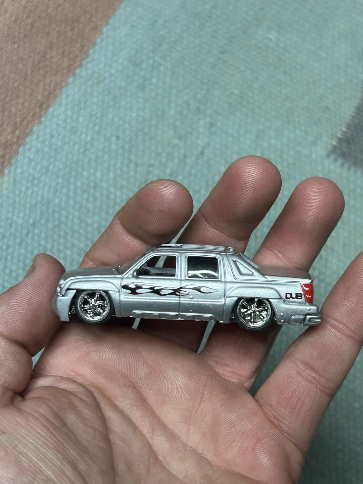 Jada Toys Dub City 2001 Chevy Avalanche Silver Black Red Flames 1:64