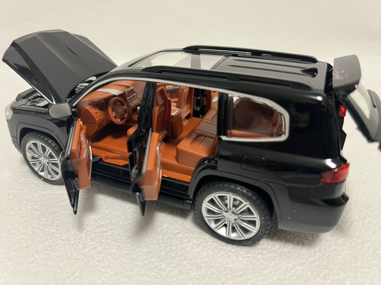 TOYOTA LAND CRUISER GT Model car Black 1:24 SUV