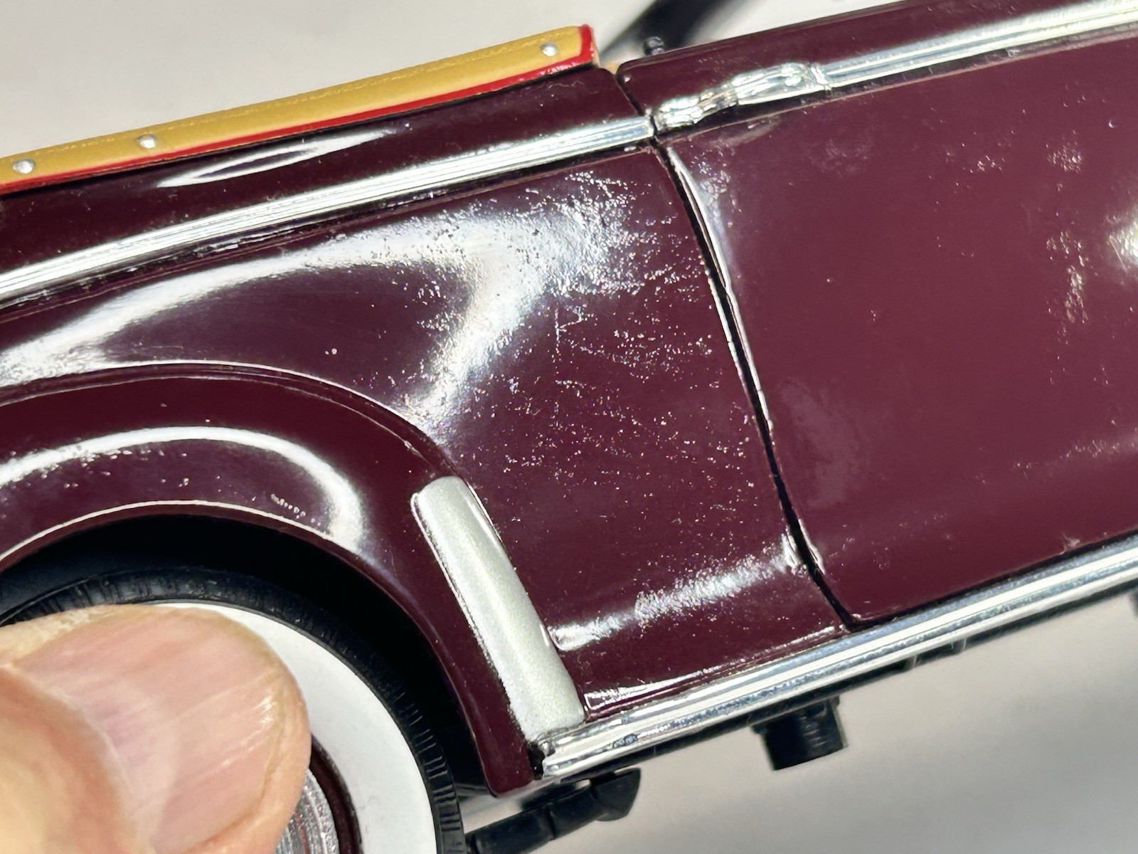Universal Hobbies 1941 Chevrolet Special Deluxe Convertible Burgundy 1:18 DC