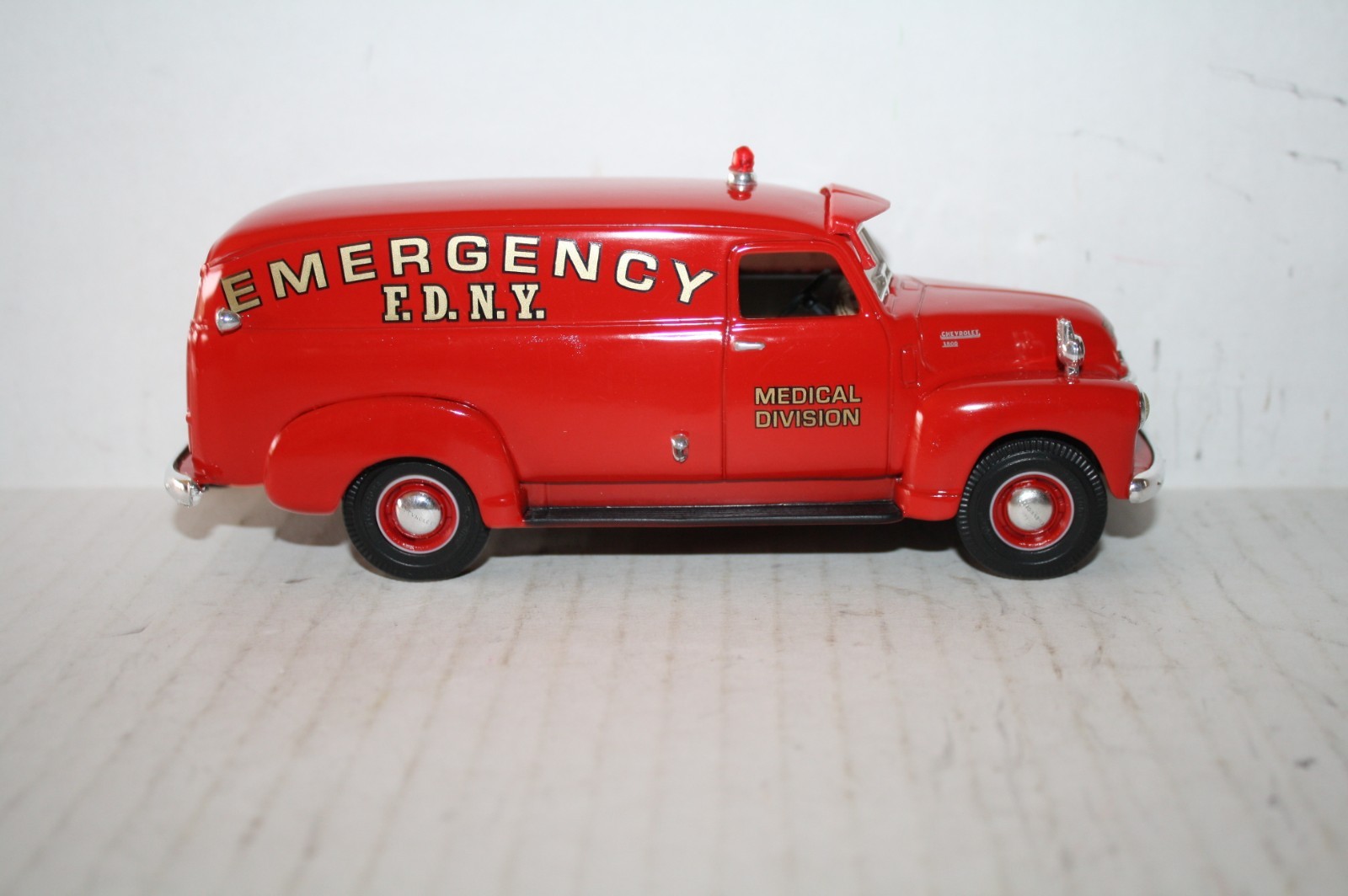 1949 CHEVY N.Y.F.D. PANEL TRUCK DIECAST-1/34-NICE-RED-BOX-1995 FIRST GEAR