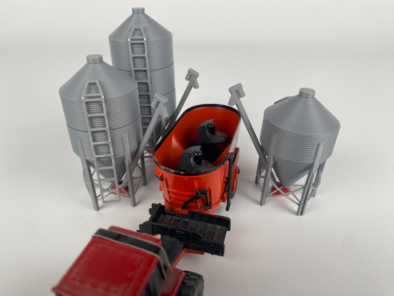 1/64 Feed Bins. Realistic Farm Grain Bins Cattle/Hog Barn Add On