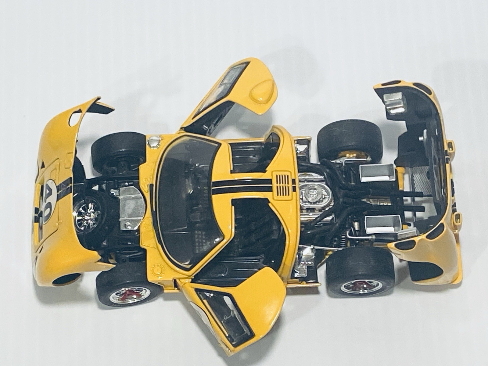 Wix 1966 Ford GT40 + 3 American Diorama Race Day Crew + Custom Showcase 1:24