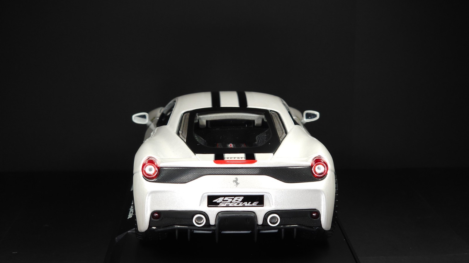 458 Speciale 1:18 Maisto Exclusive Style Special Edition – White