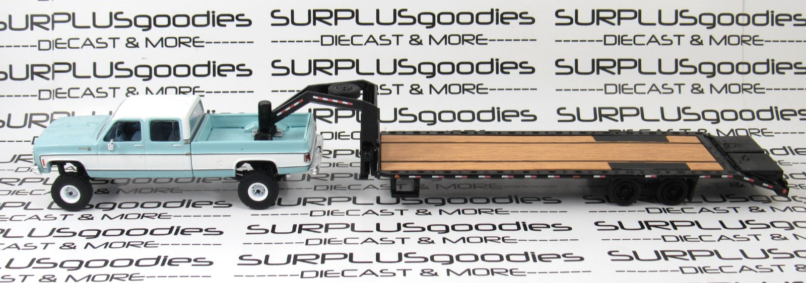 IXO 1:64 LIFTED 1978 CHEVROLET SILVERADO K30 Crew Cab Pickup w/Gooseneck Trailer