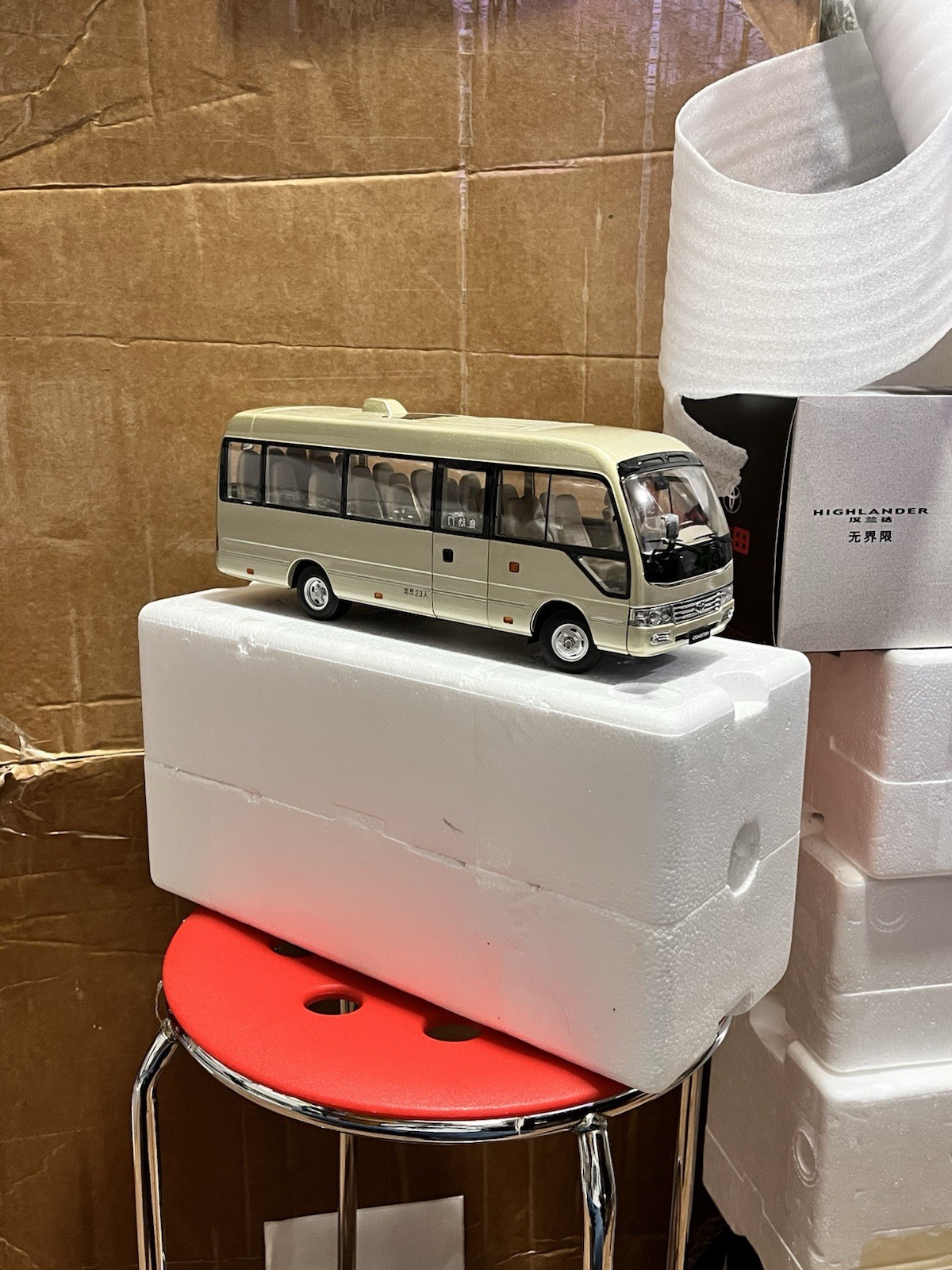 1:24 Scale Toyota Coaster Liesse Passenger Minibus Diecast Model Car