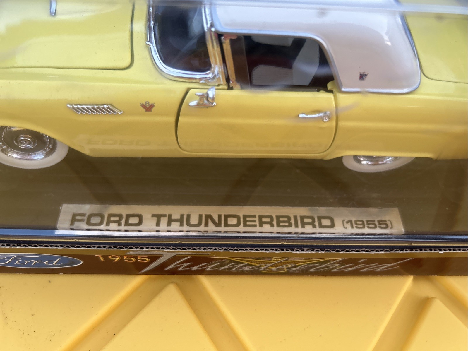 Road Legends Yat Ming 1955 Thunderbird Yellow removable top scale 1:18 Used