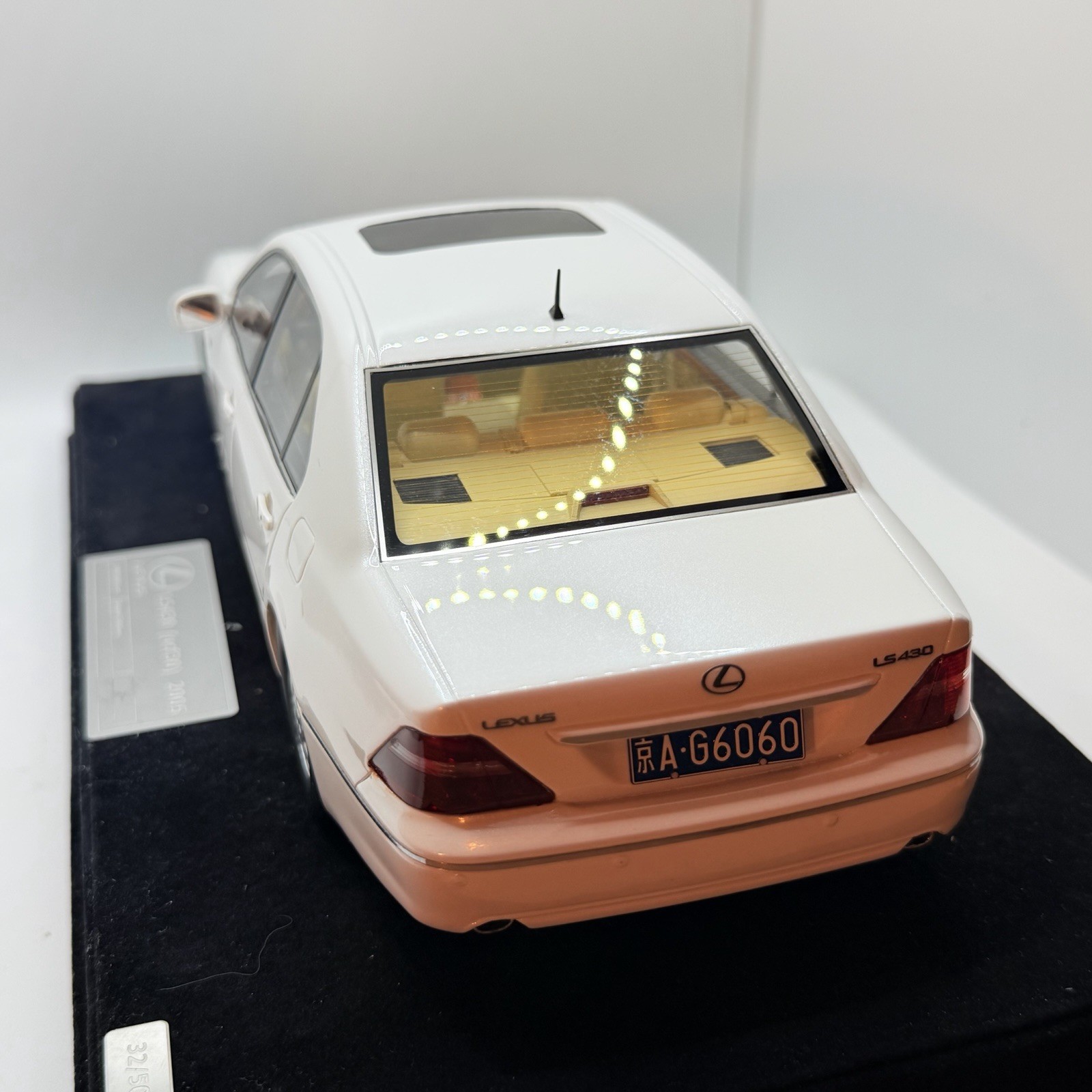 1/18 Ivy Models Lexus LS 430 in Gloss White 99 pieces Leather base