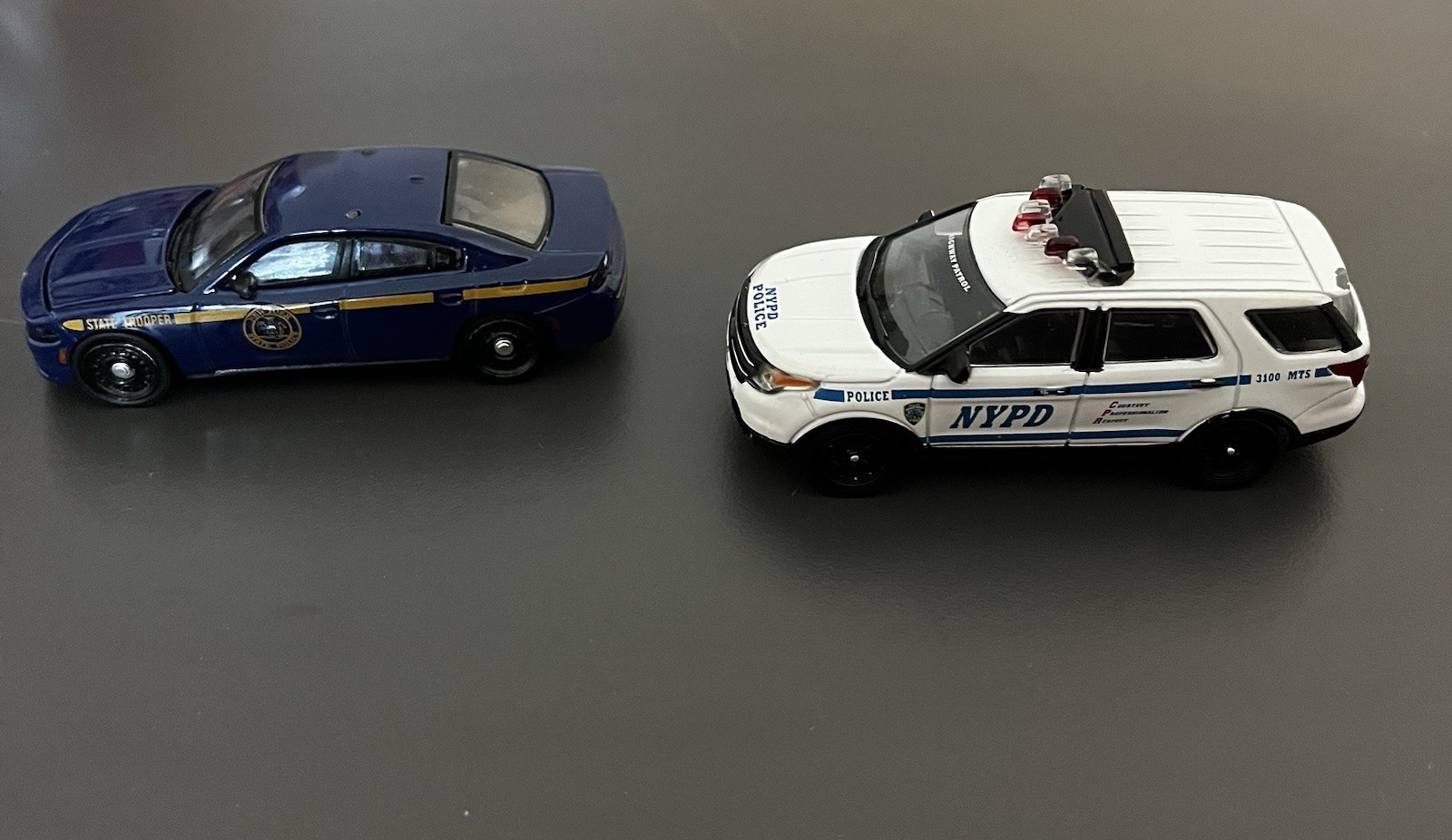 Green light NYST 2016 Dodge Charger Pursuit And 2015 NYPD Ford Interceptor. Open