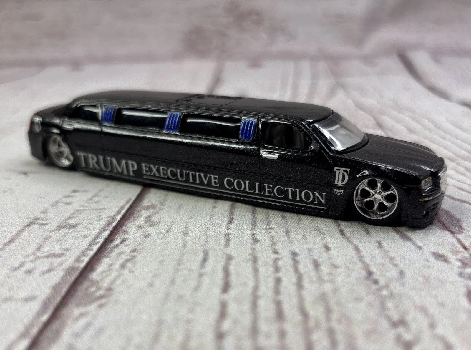 Trump Executive Diecast Collection Chrysler 300C Hemi Limo By Maisto 1/64 Scale