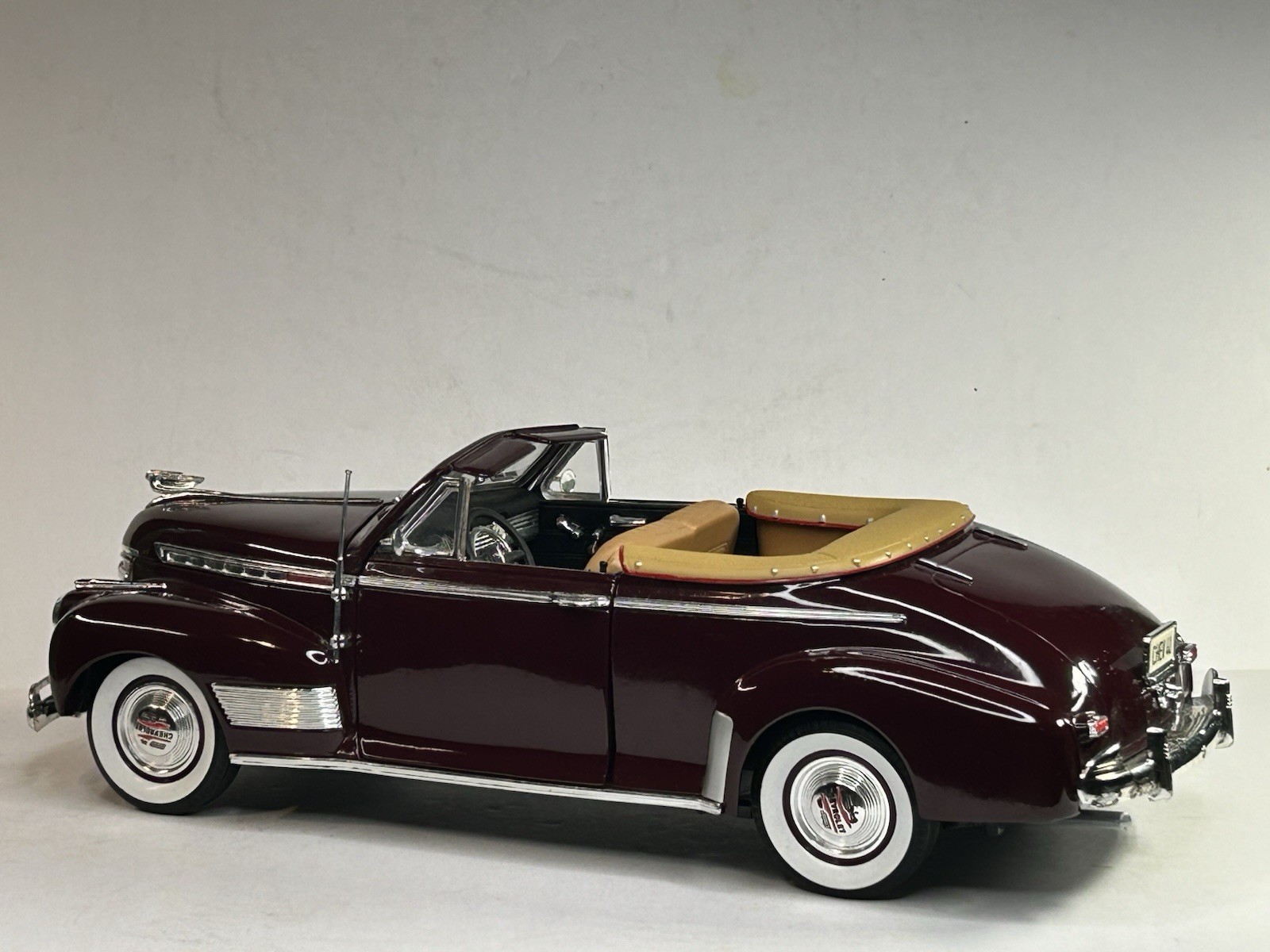 Universal Hobbies 1941 Chevrolet Special Deluxe Convertible Burgundy 1:18 DC