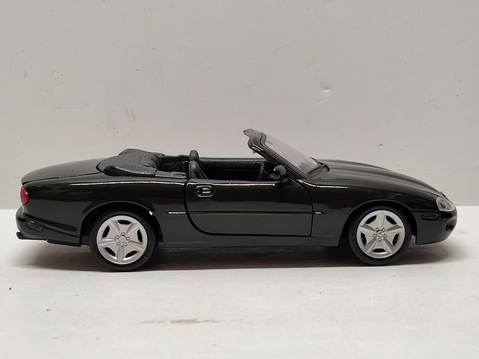 Maisto 1996 Jaguar XK8 Convertible Roadster 1:24 Scale Diecast Car Dk Green Toy