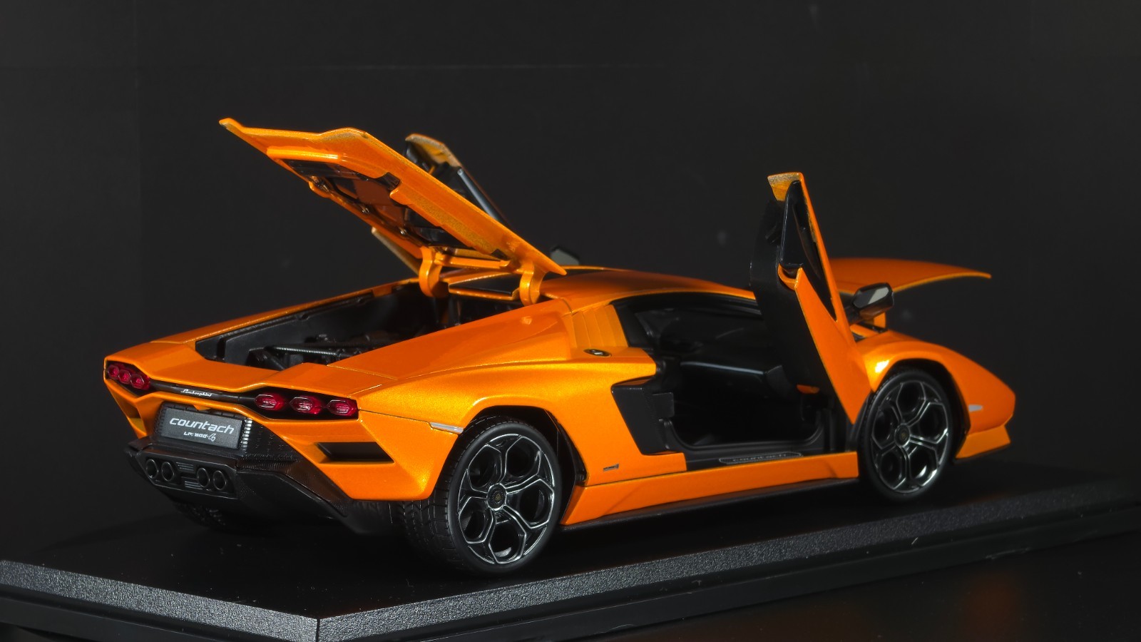 Lamborghini Countach LPI 800-4 1:18 Maisto Exclusive Style Special Edition
