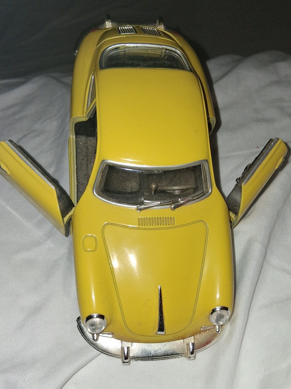 1:24 Scale PORSCHE 356 B COUPE 1961 Yellow Used Without Box Comes With Stand