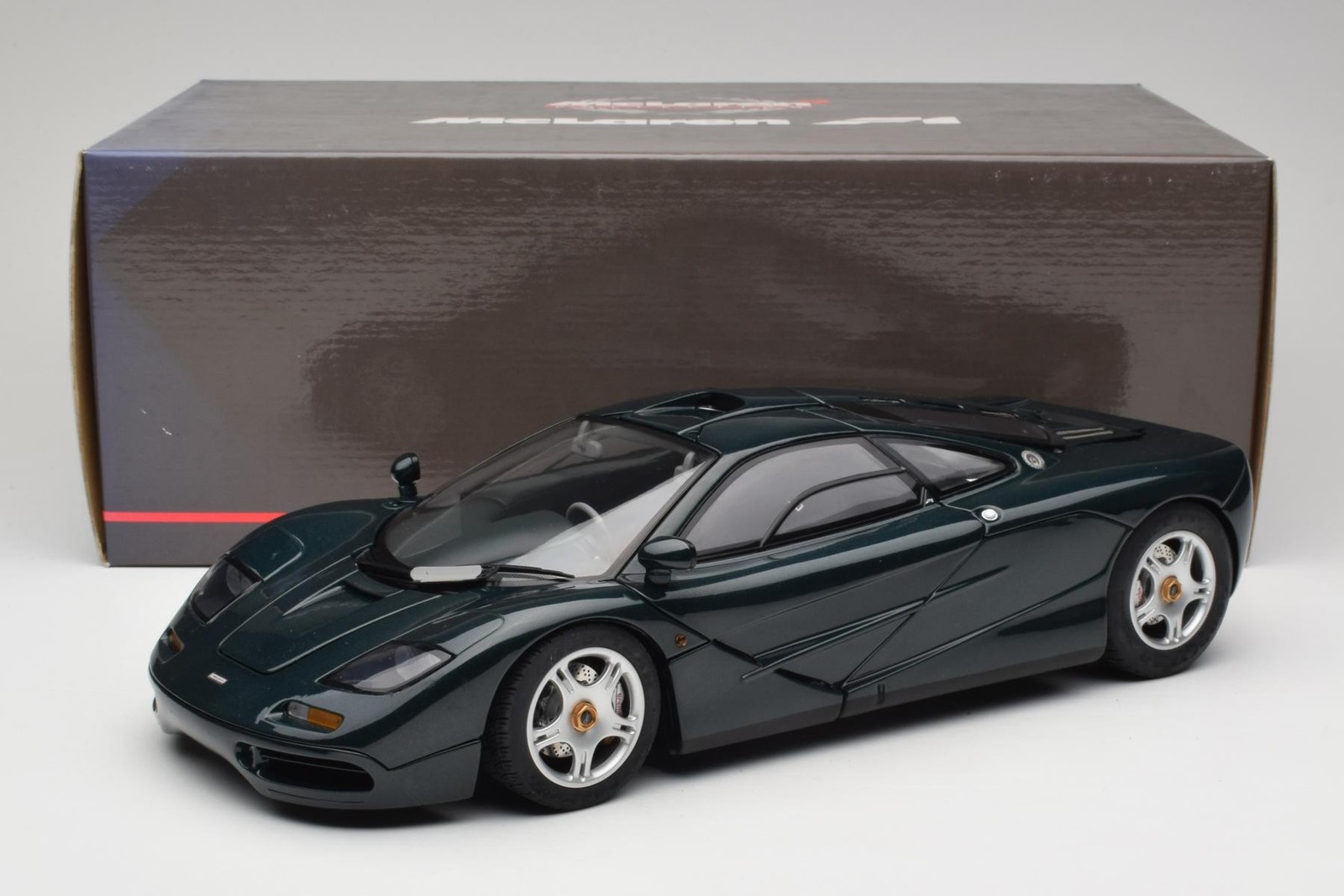 530133127 McLaren F1 Dark Green Metallic Minichamps 1/12