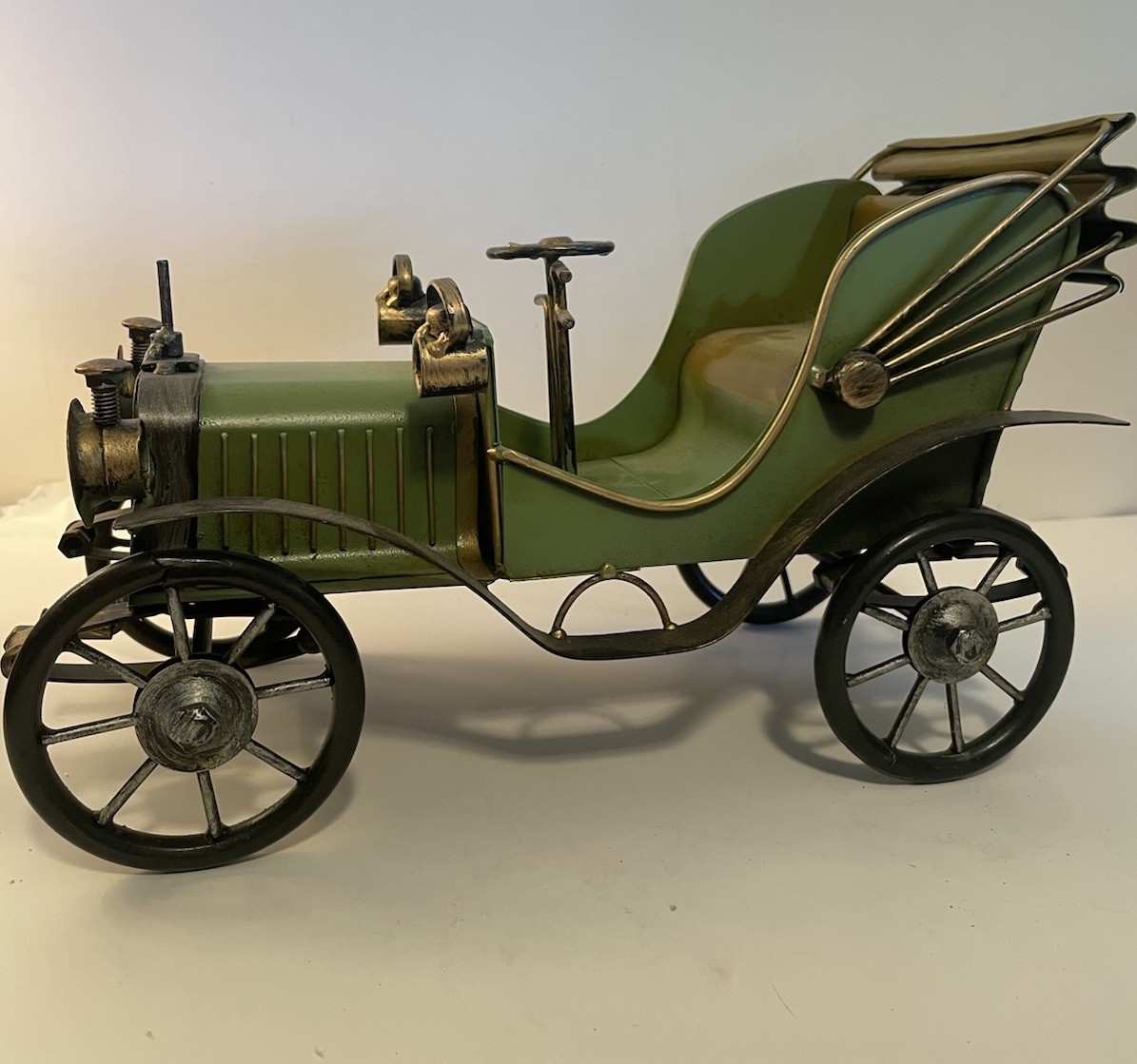 America Retro Classic Car Light Metal Die-cast Car Model T Display Green 12″