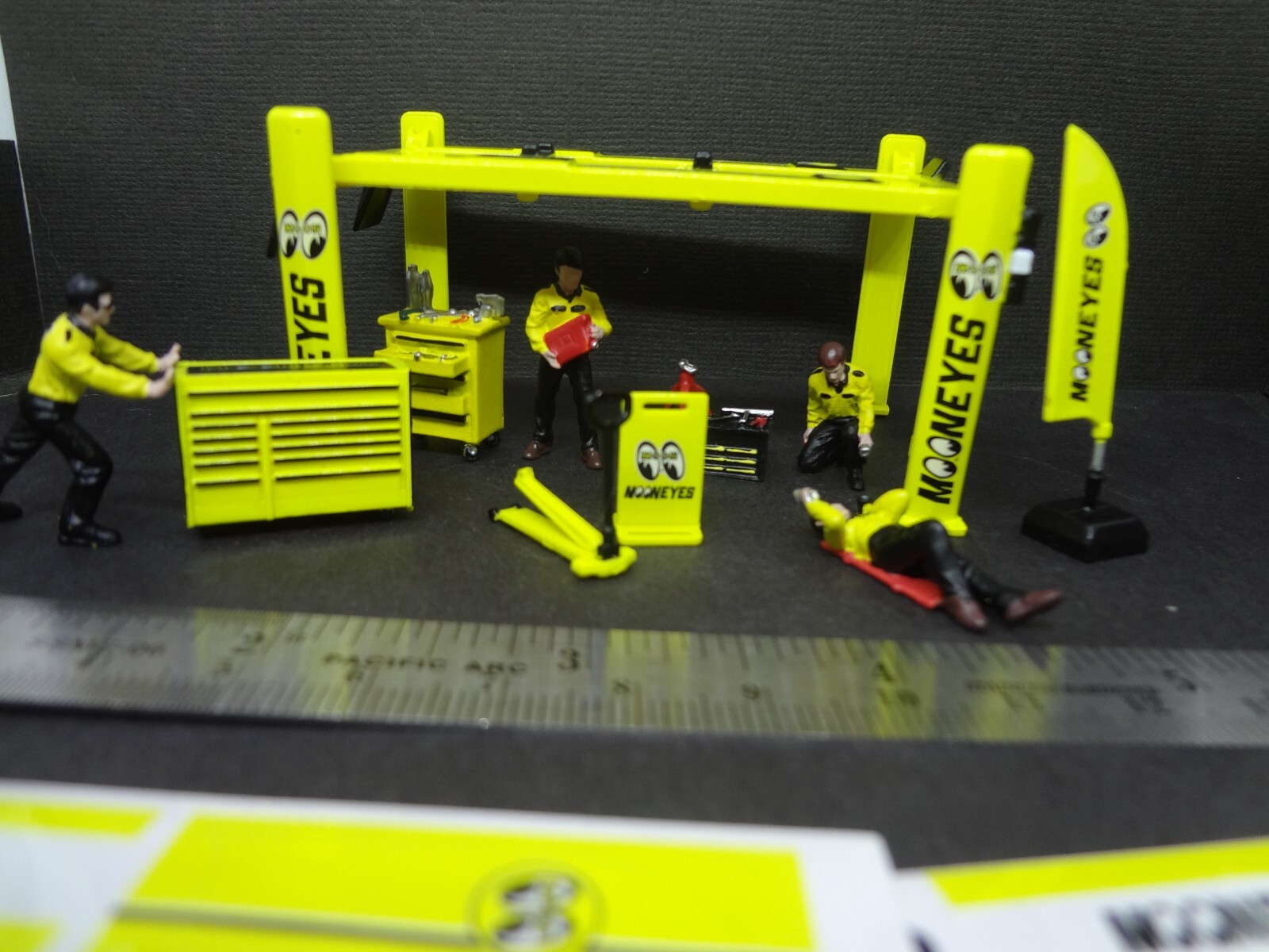 1:64 Scale figure set MOONEYES Mechanics + Moon Garage Set w/ lift + stickers