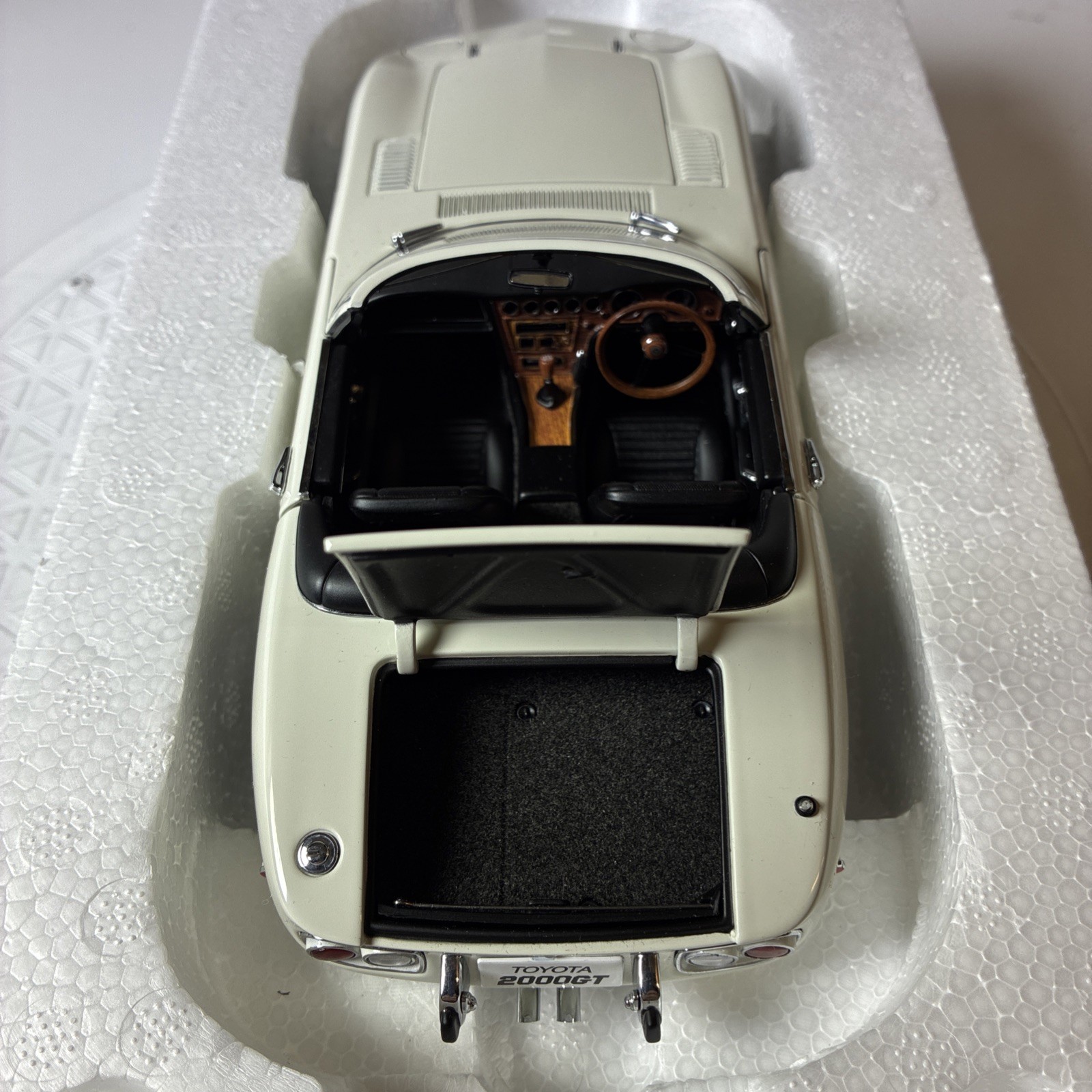 AUTO art MILLENNIUM 1/18 TOYOTA 2000GT White Miniature Scal bond Car Hobby 2010