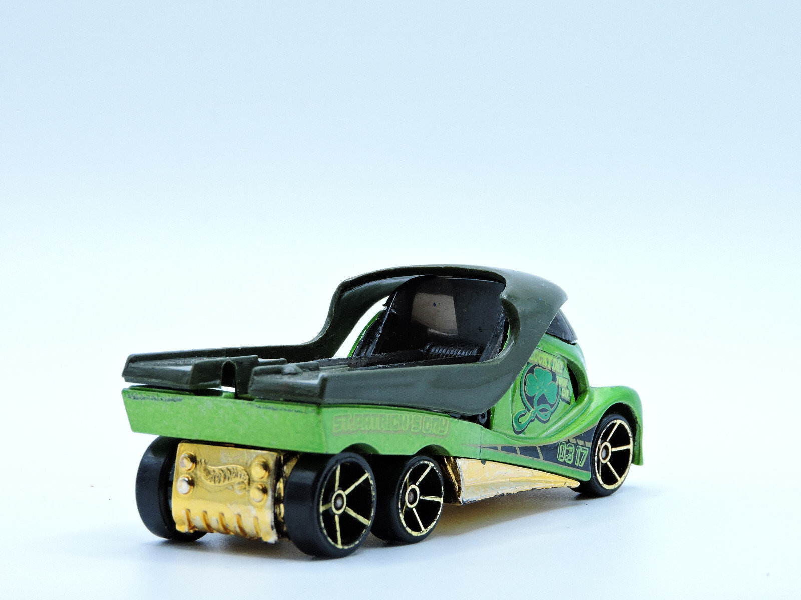 2013 CLOVER CAR Hot Wheels ST PATRICKS DAY Cabbin Fever Green SEMI FLATBED TRUCK