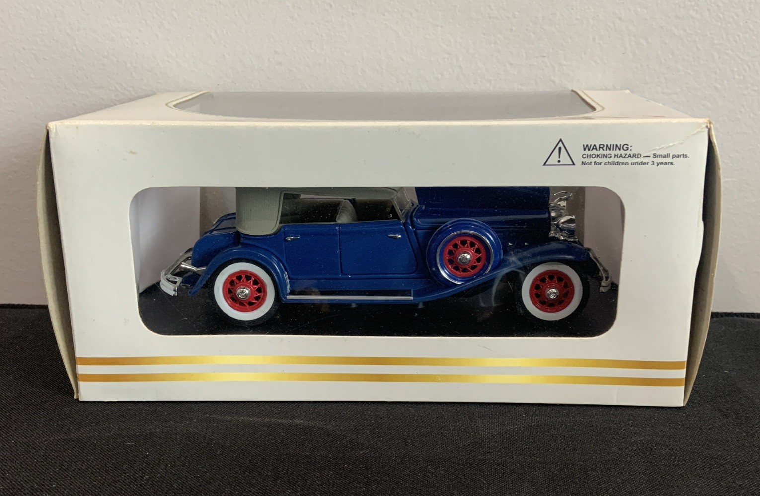 SIGNATURE MODELS..1932 CHRYSLER LEBARON 1/24 SCALE .NIB