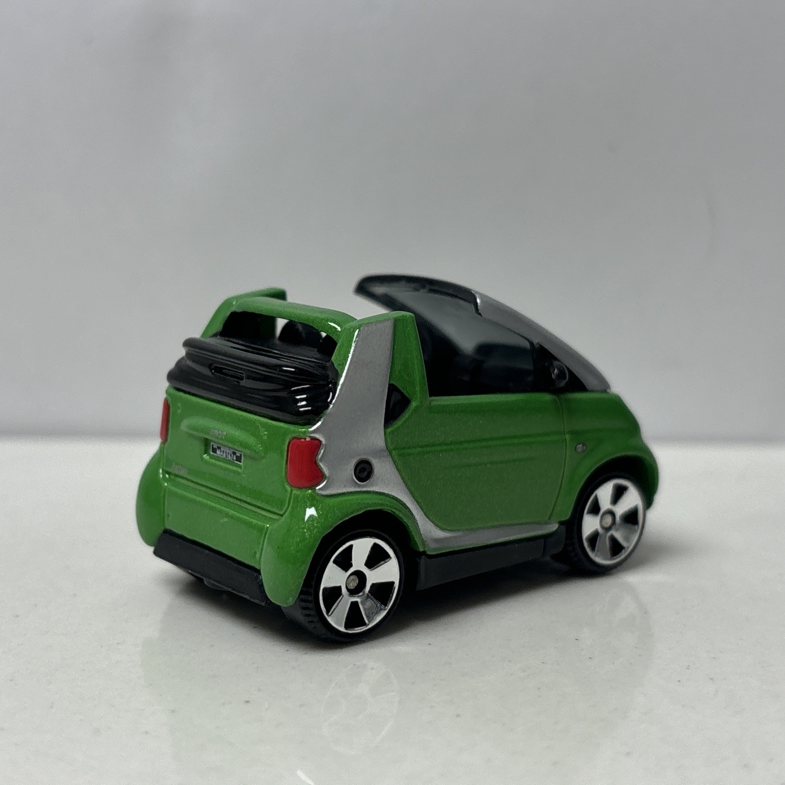 1998-2007 Smart Fortwo Coupe Collectible 1/64 Scale Diecast Diorama Model