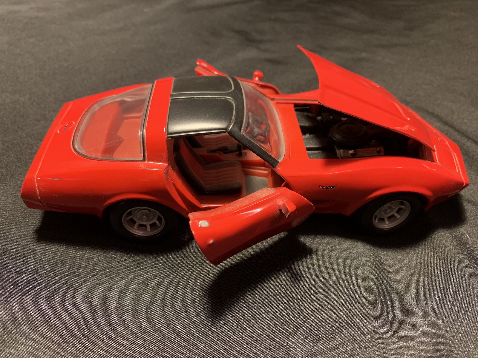 1979 CHEVROLET CORVETTE RED 1/24 DIECAST MODEL CAR BY MOTORMAX 73244