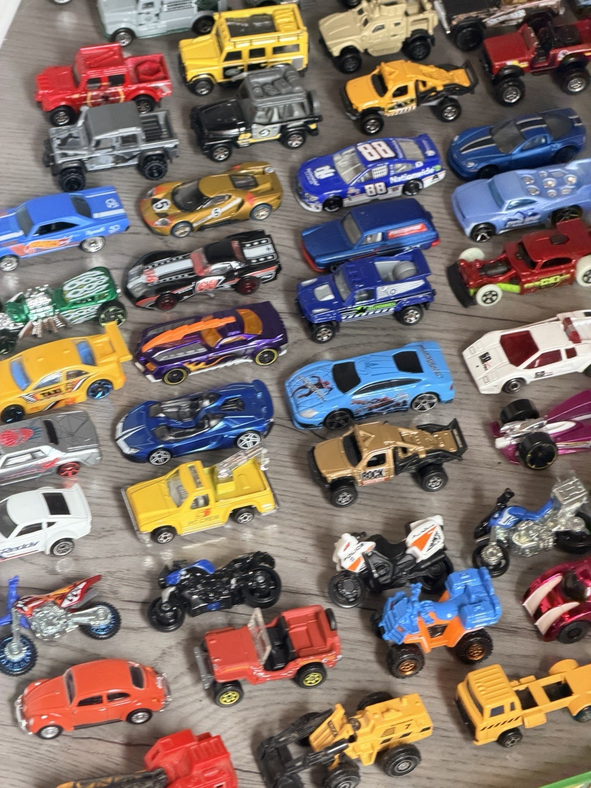 Large (126 pieces) collection of loose die-cast , plastic toy cars. Various size