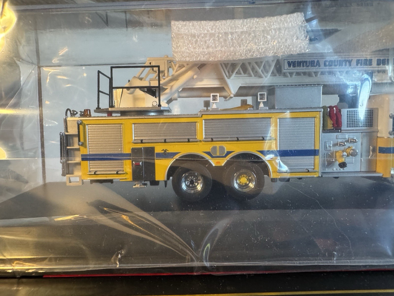 Code 3 , 1:64 Die-CastVentura County Fire Dept ALF Rear Mount RE-40 #12753 MIB