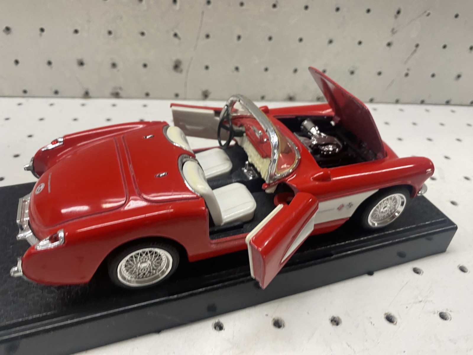 Chevrolet Corvette 1957 1:43 Diecast Model Toy Car Red Convertible With Stand