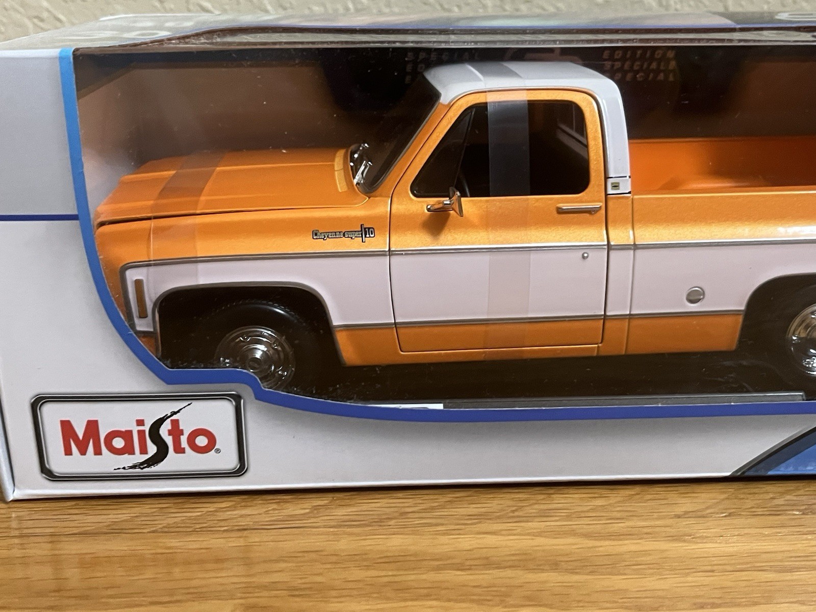 Maisto 1:18 1974 Chevrolet C10 Cheyenne Super Pickup Truck Orange With White Top