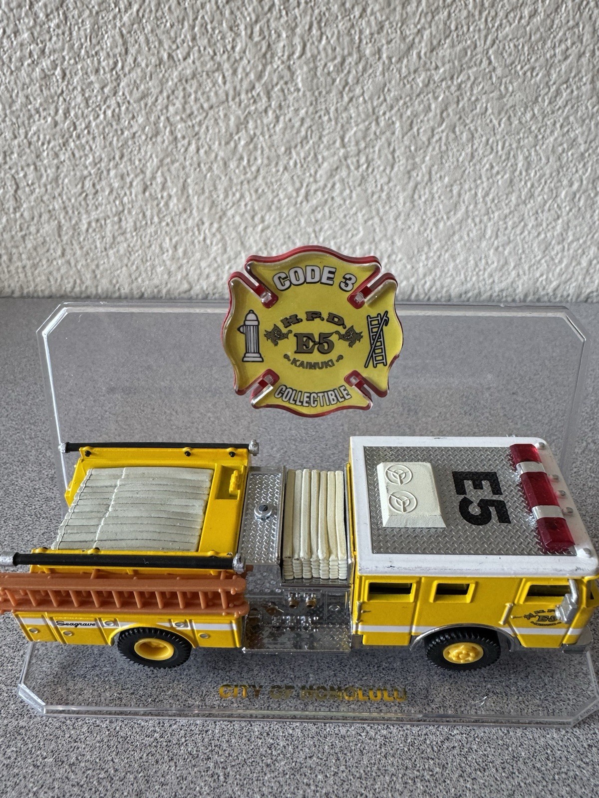 Code 3 Honolulu Fire Dept E5 Seagrave Pumper Diecast Truck w/ Display Case 1:64