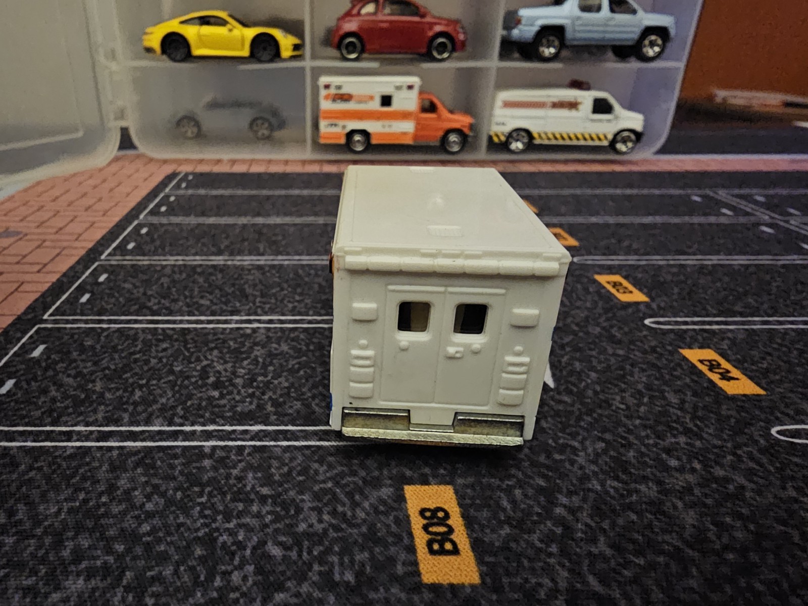 Matchbox Ford E-350 Ambulance white 1/64
