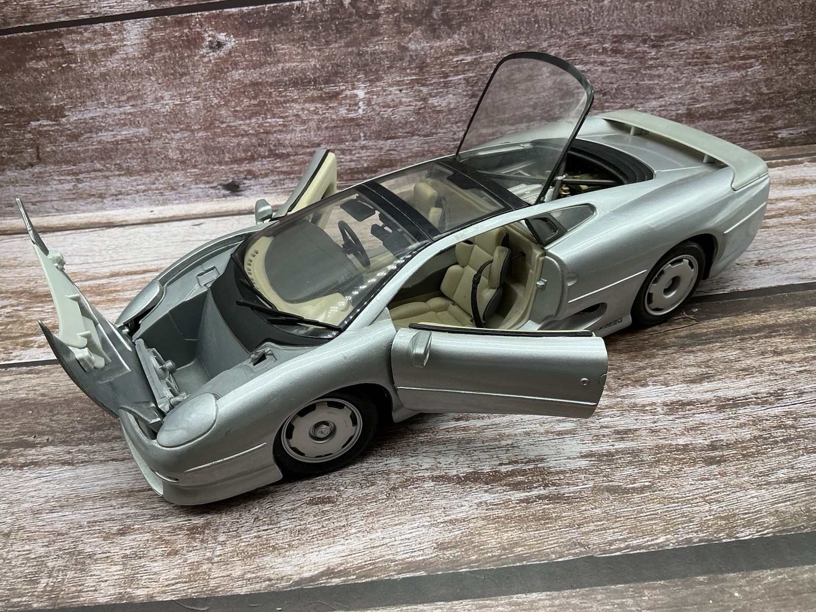 Maisto 1/18 ~ 1992 Jaguar XJ220 ~ Silver