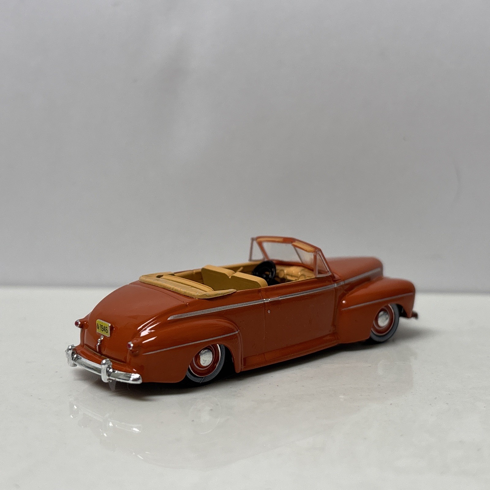 1946 46 Ford Super Deluxe Conv. Collectible 1/64 Scale Diecast Diorama Model
