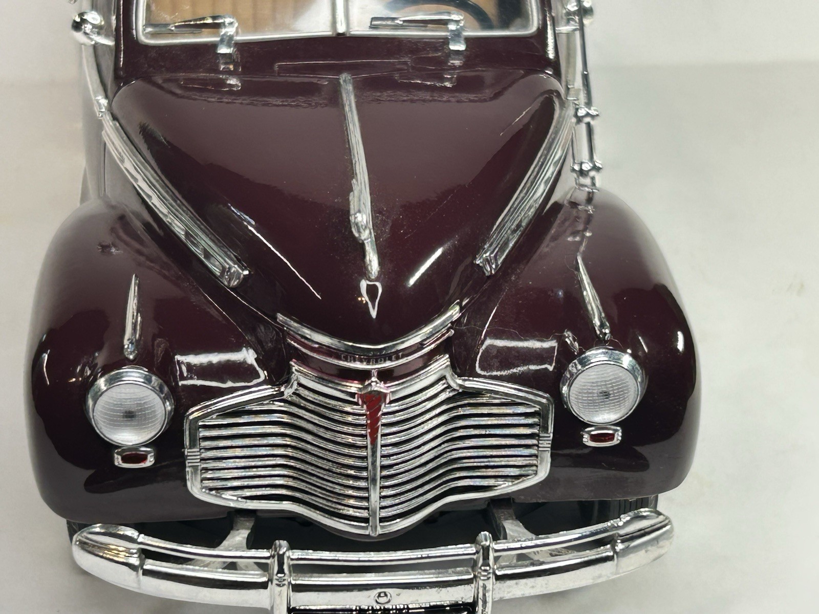 Universal Hobbies 1941 Chevrolet Special Deluxe Convertible Burgundy 1:18 DC