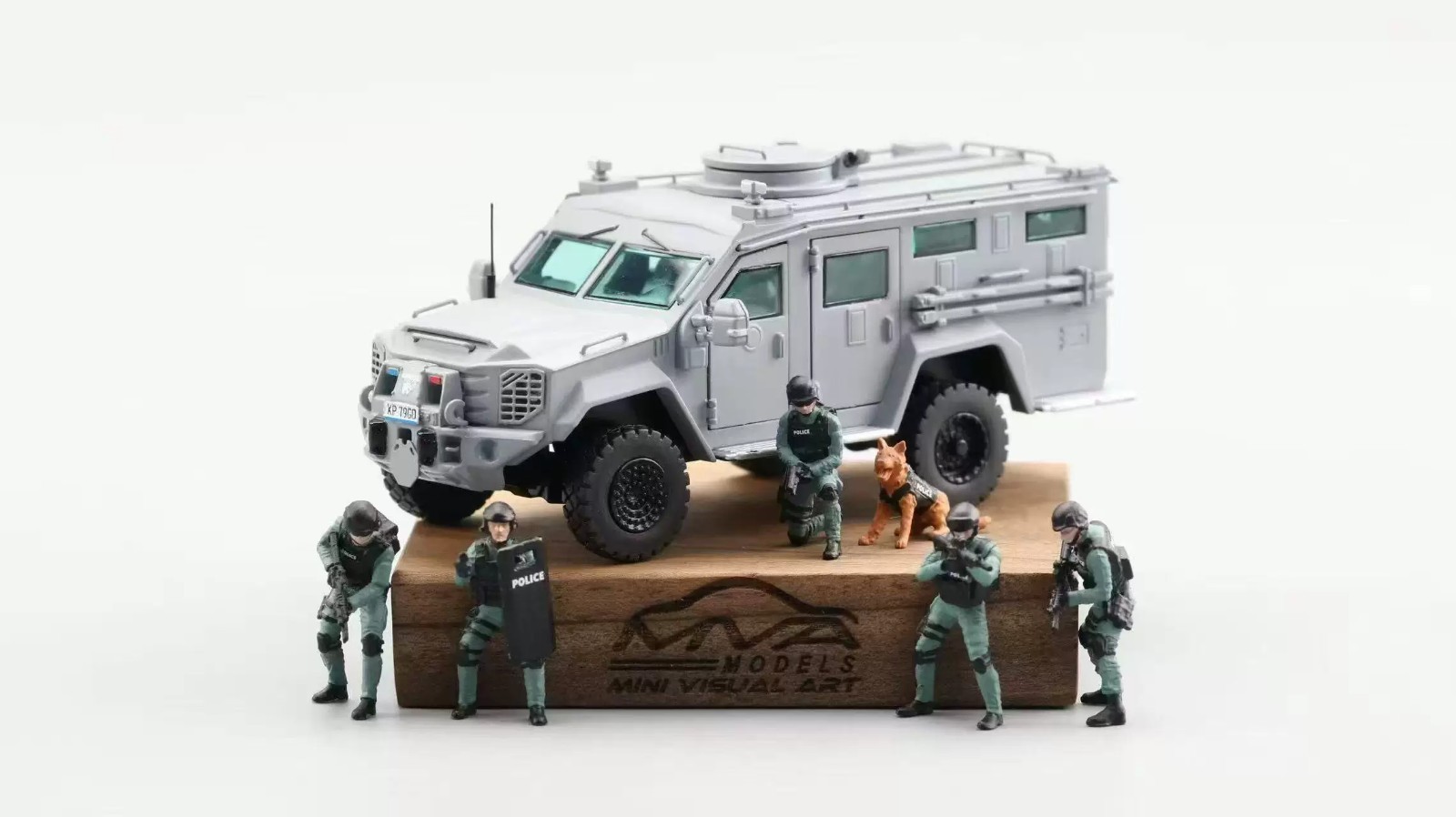 MINI VISUAL ART 1:64 Bearcat G3 Panda Armored Vehicle with Figure Car Model