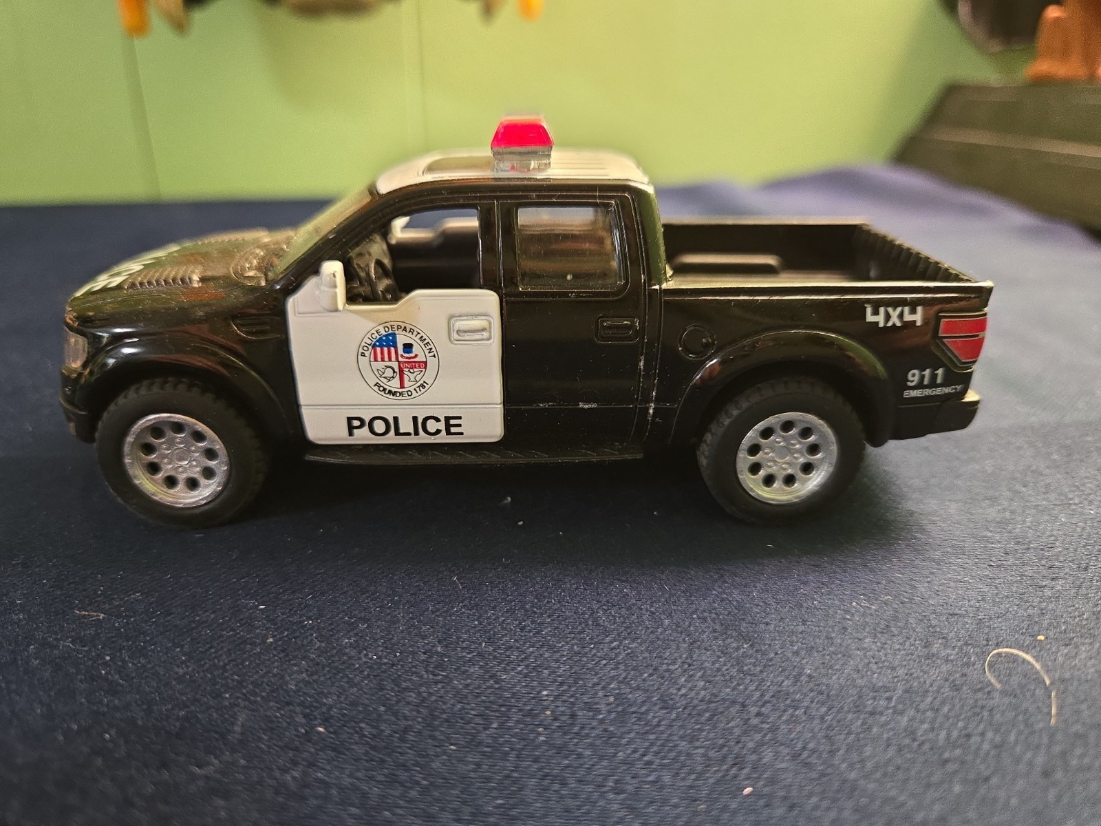Kinsmart 2013 Ford F-150 Police SVT Raptor SuperCrew 1/46 Scale B&W Diecast
